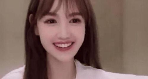 网红弋优和女朋友视频吃瓜,吃瓜群众热议情侣日常