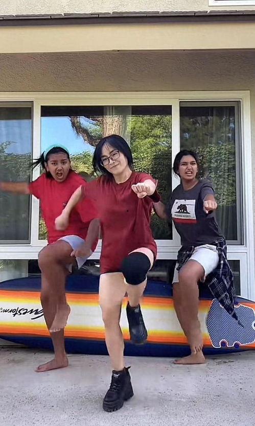 吃瓜盟主立陶宛网红夫妻,吃瓜盟主背后的甜蜜生活