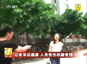 男网红被女记者采访吃瓜,一场意外的美食采访