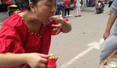 网红帅小伙摆摊视频吃瓜,摆摊也能这么潮？